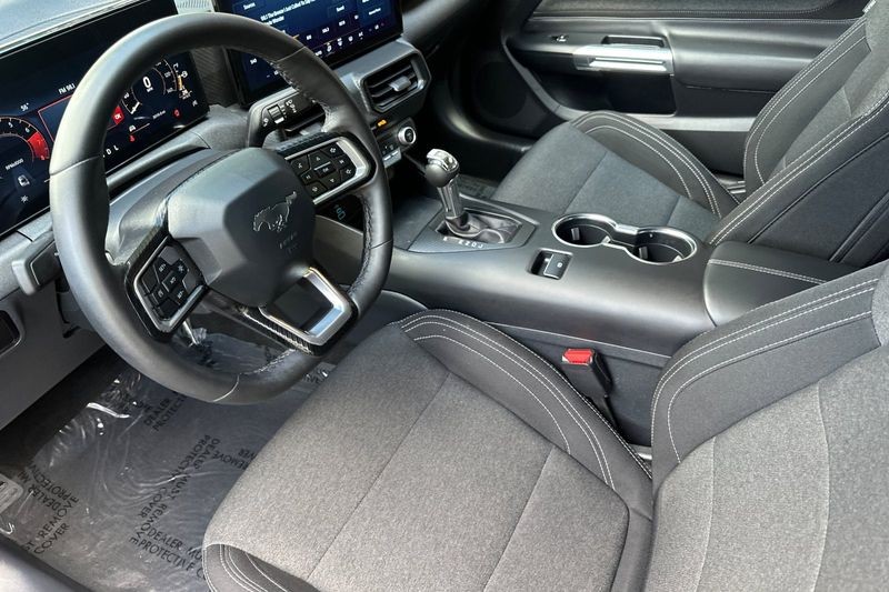 Ford Mustang Vehicle Full-screen Gallery Image 09