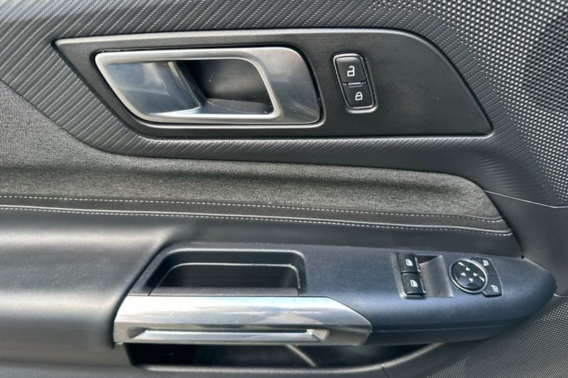 Ford Mustang Vehicle Full-screen Gallery Image 10