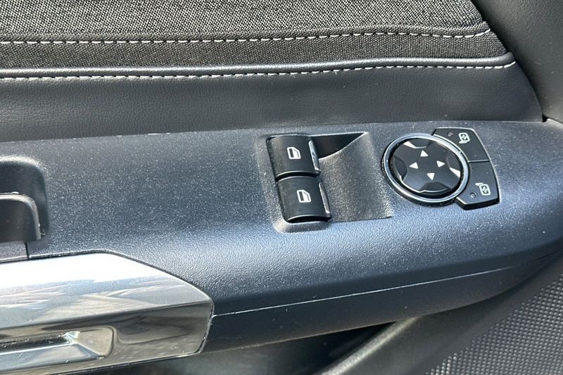 Ford Mustang Vehicle Full-screen Gallery Image 11