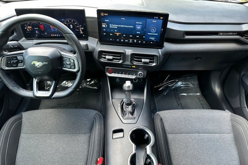 Ford Mustang Vehicle Full-screen Gallery Image 14