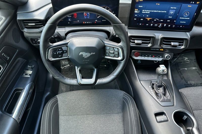 Ford Mustang Vehicle Full-screen Gallery Image 15