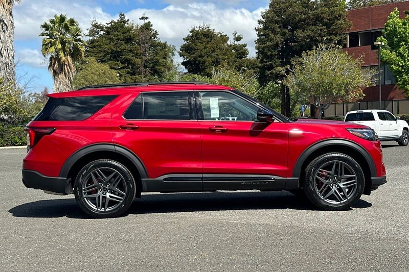 Ford Explorer Vehicle Full-screen Gallery Image 02