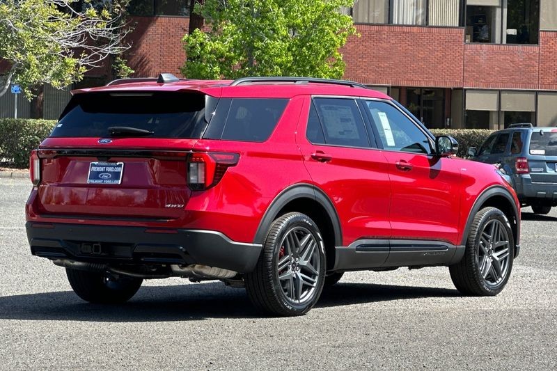 Ford Explorer Vehicle Full-screen Gallery Image 03