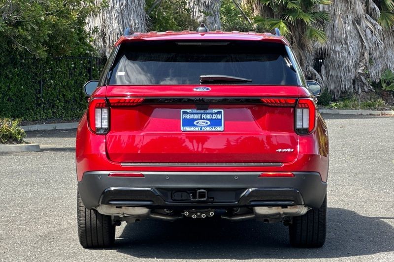 Ford Explorer Vehicle Full-screen Gallery Image 04