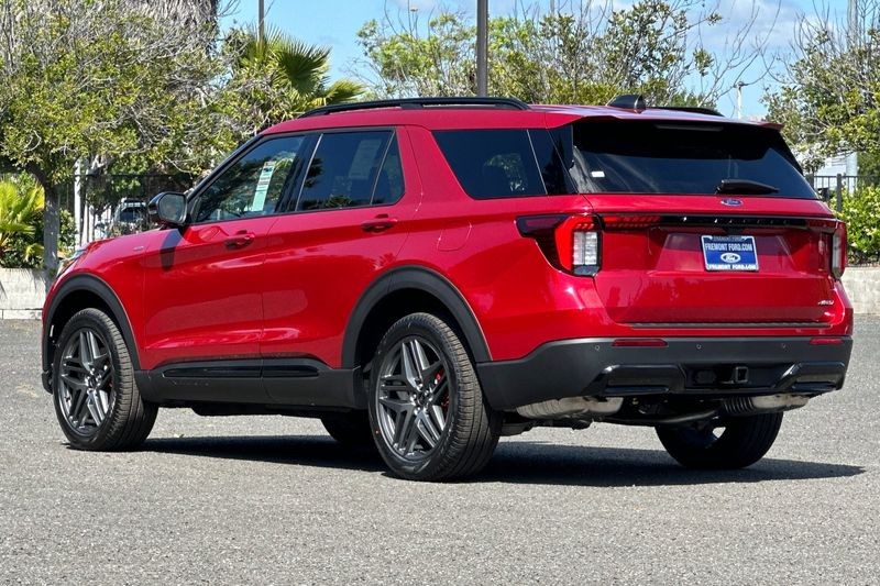 Ford Explorer Vehicle Full-screen Gallery Image 05