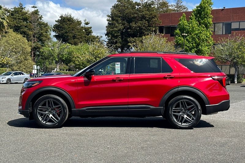 Ford Explorer Vehicle Full-screen Gallery Image 06