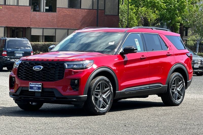 Ford Explorer Vehicle Full-screen Gallery Image 07