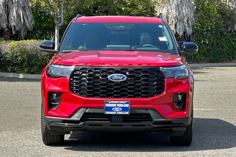 Ford Explorer Vehicle Full-screen Gallery Image 08