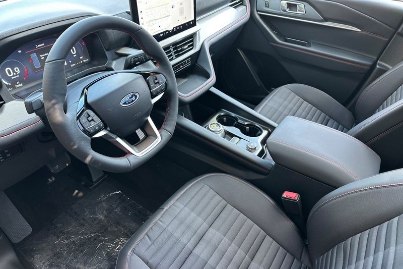 Ford Explorer Vehicle Full-screen Gallery Image 09