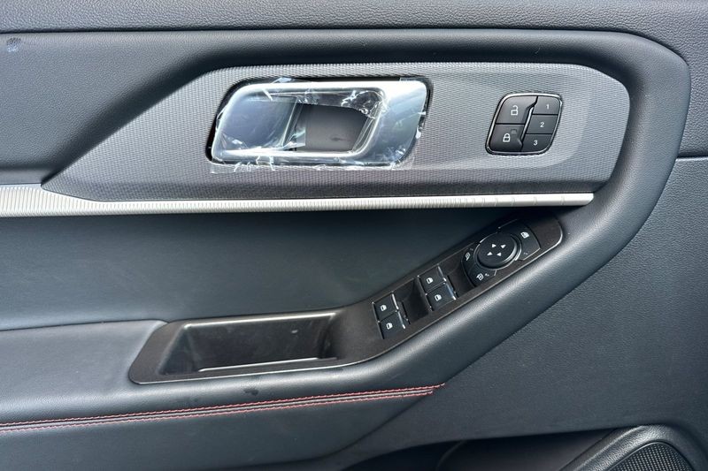 Ford Explorer Vehicle Full-screen Gallery Image 10