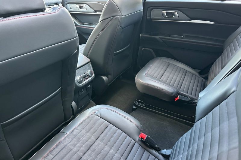 Ford Explorer Vehicle Full-screen Gallery Image 12