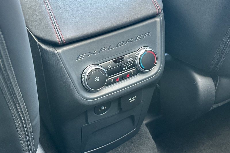 Ford Explorer Vehicle Full-screen Gallery Image 13