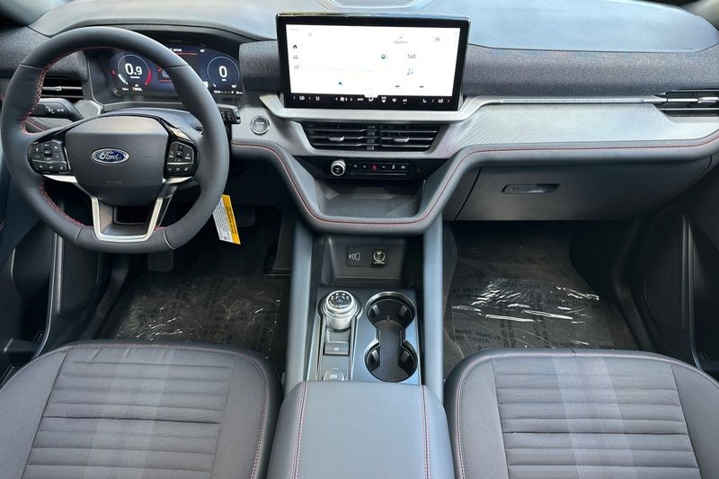 Ford Explorer Vehicle Full-screen Gallery Image 14