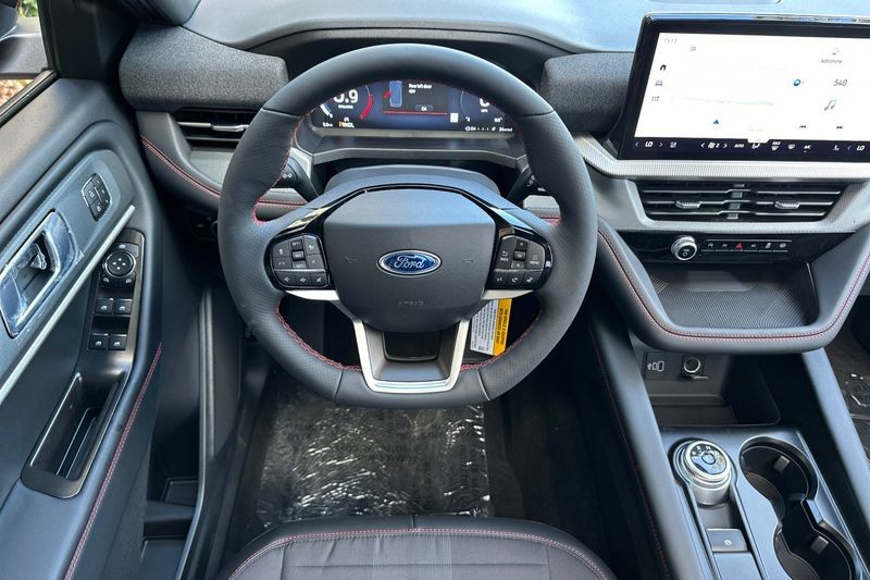 Ford Explorer Vehicle Full-screen Gallery Image 15