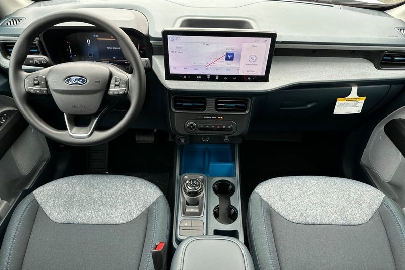 Ford Maverick Vehicle Full-screen Gallery Image 13