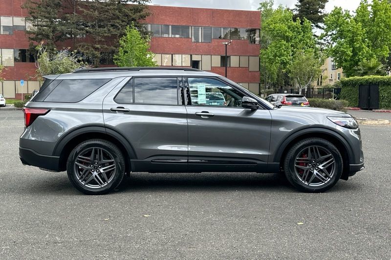 Ford Explorer Vehicle Full-screen Gallery Image 02