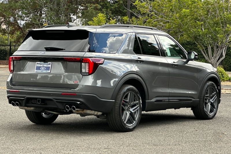 Ford Explorer Vehicle Full-screen Gallery Image 03