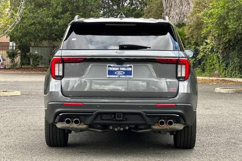 Ford Explorer Vehicle Full-screen Gallery Image 04