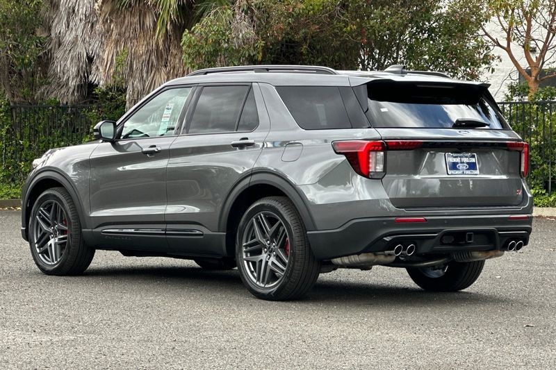 Ford Explorer Vehicle Full-screen Gallery Image 05