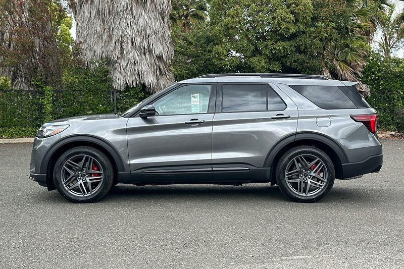 Ford Explorer Vehicle Full-screen Gallery Image 06