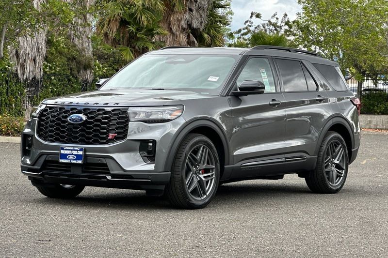 Ford Explorer Vehicle Full-screen Gallery Image 07