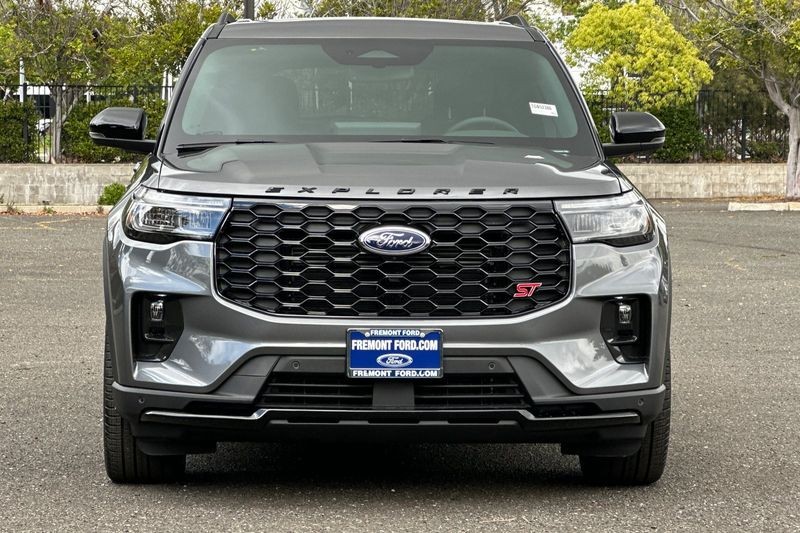 Ford Explorer Vehicle Full-screen Gallery Image 08