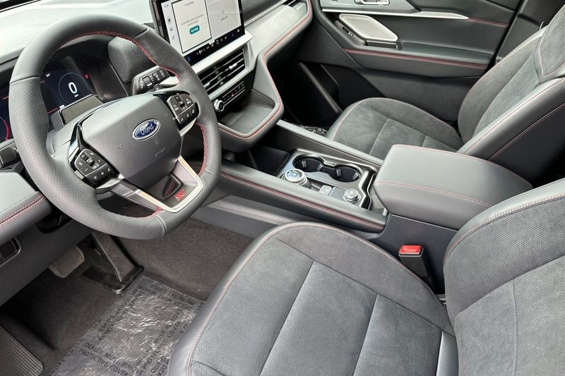 Ford Explorer Vehicle Full-screen Gallery Image 09