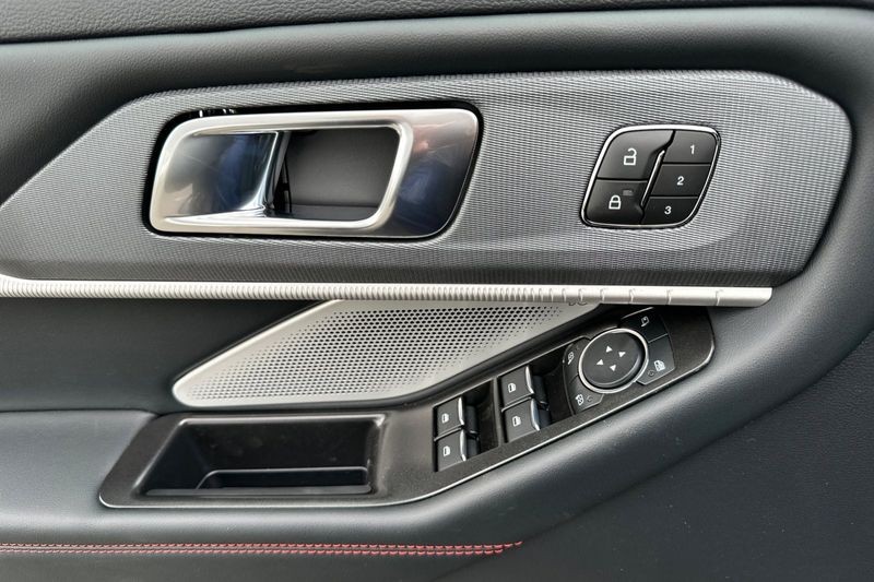 Ford Explorer Vehicle Full-screen Gallery Image 10