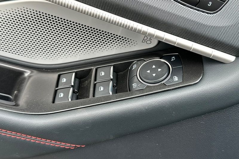 Ford Explorer Vehicle Full-screen Gallery Image 11