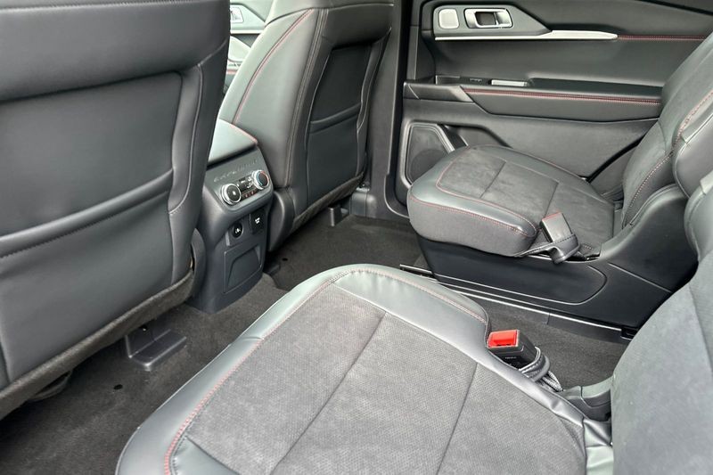 Ford Explorer Vehicle Full-screen Gallery Image 12