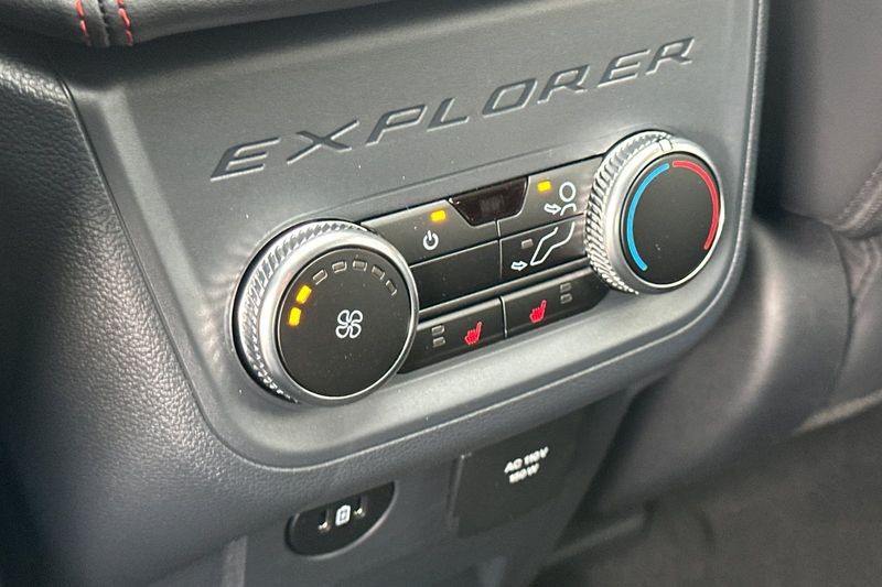 Ford Explorer Vehicle Full-screen Gallery Image 13