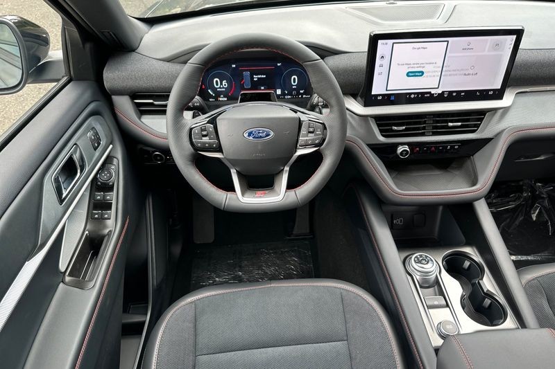 Ford Explorer Vehicle Full-screen Gallery Image 15
