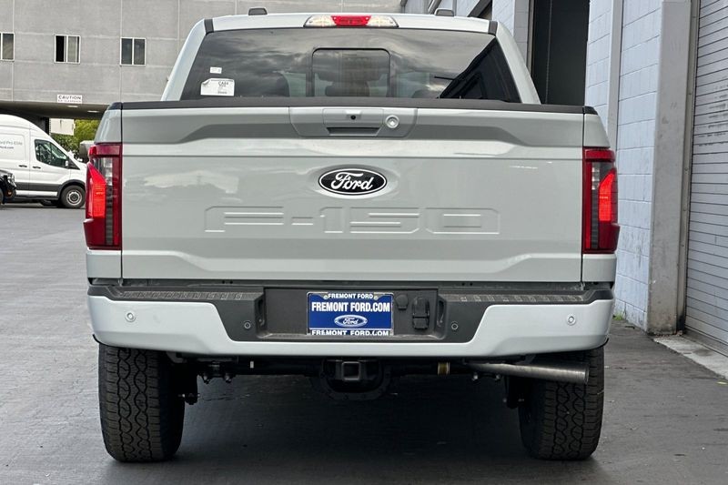 Ford F-150 Vehicle Full-screen Gallery Image 04