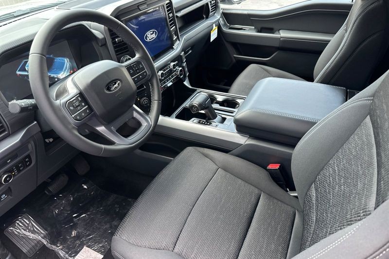 Ford F-150 Vehicle Full-screen Gallery Image 09