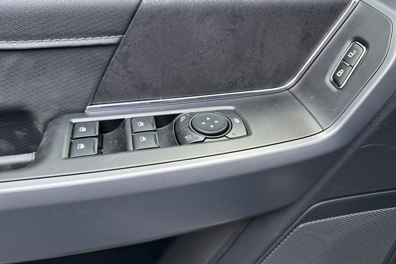 Ford F-150 Vehicle Full-screen Gallery Image 10