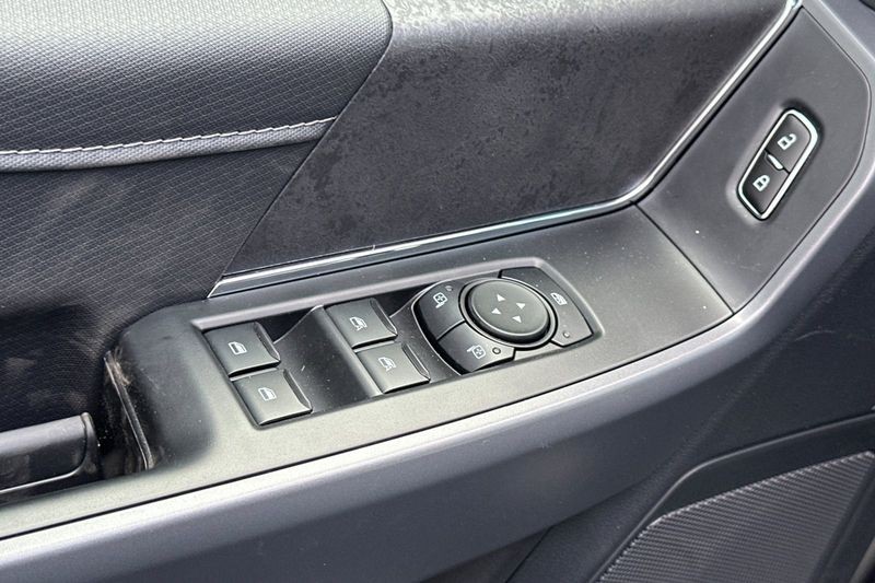 Ford F-150 Vehicle Full-screen Gallery Image 11