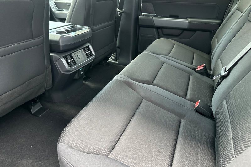 Ford F-150 Vehicle Full-screen Gallery Image 12