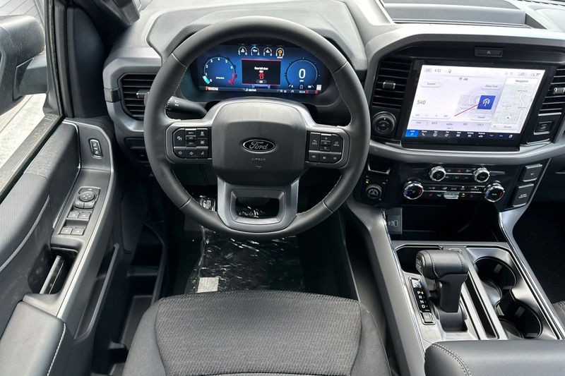 Ford F-150 Vehicle Full-screen Gallery Image 15