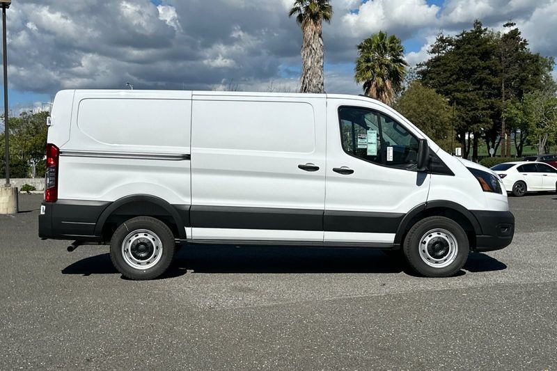 Ford Transit-250 Vehicle Full-screen Gallery Image 02
