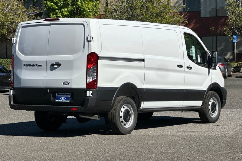 Ford Transit-250 Vehicle Full-screen Gallery Image 03