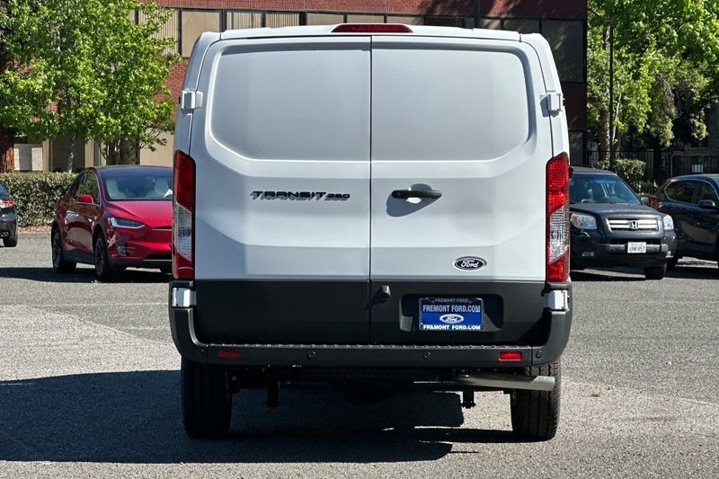 Ford Transit-250 Vehicle Full-screen Gallery Image 04