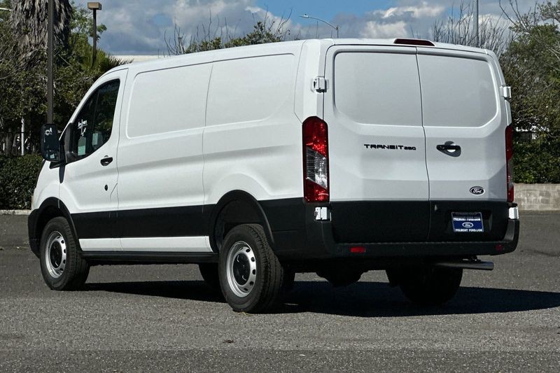 Ford Transit-250 Vehicle Full-screen Gallery Image 05