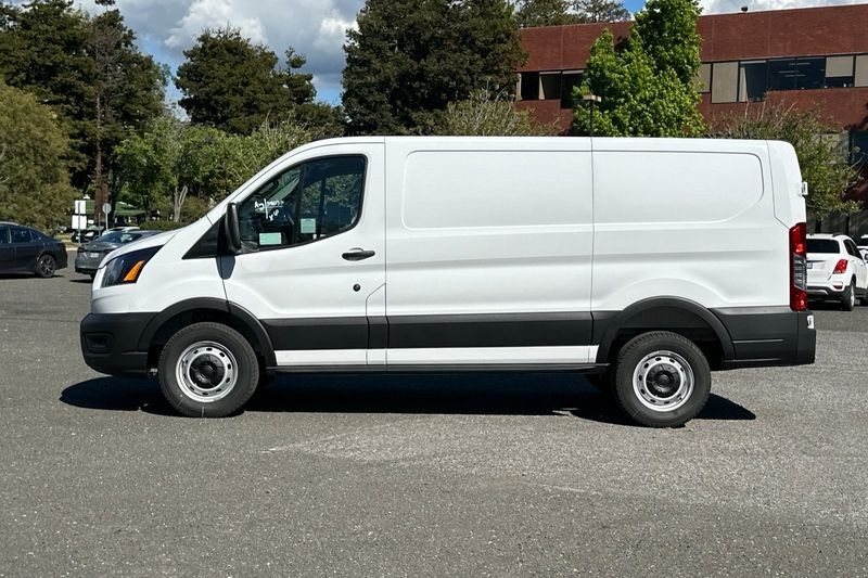 Ford Transit-250 Vehicle Full-screen Gallery Image 06