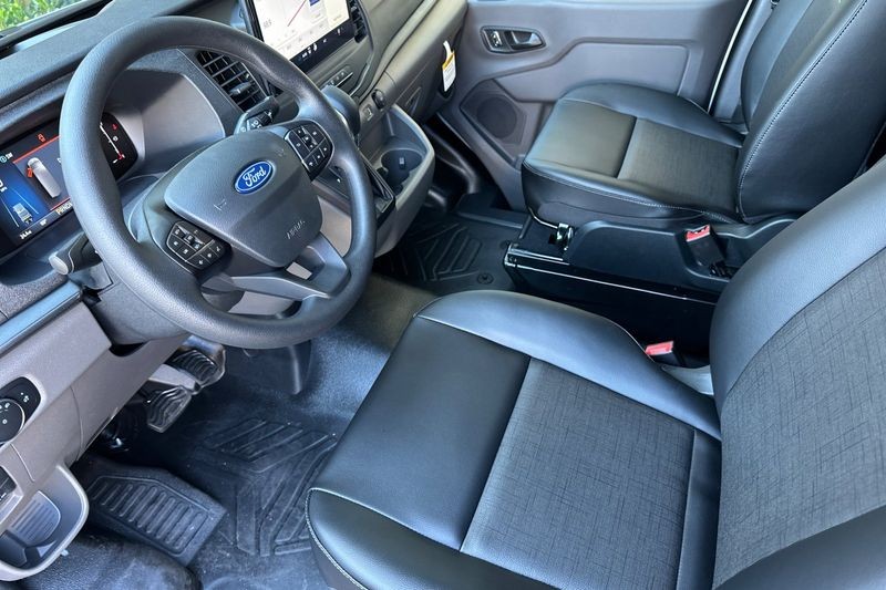 Ford Transit-250 Vehicle Full-screen Gallery Image 09