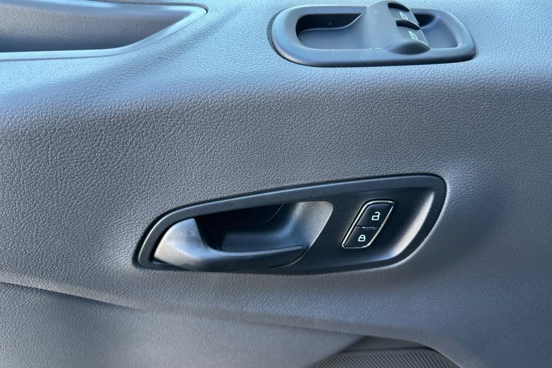 Ford Transit-250 Vehicle Full-screen Gallery Image 10
