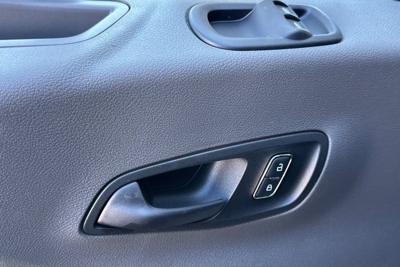 Ford Transit-250 Vehicle Full-screen Gallery Image 11