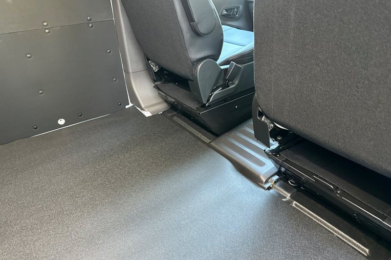 Ford Transit-250 Vehicle Full-screen Gallery Image 12