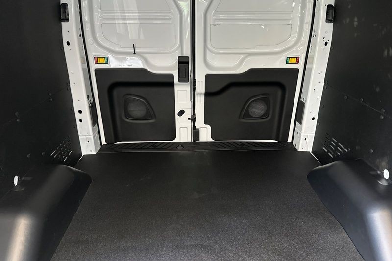 Ford Transit-250 Vehicle Full-screen Gallery Image 15