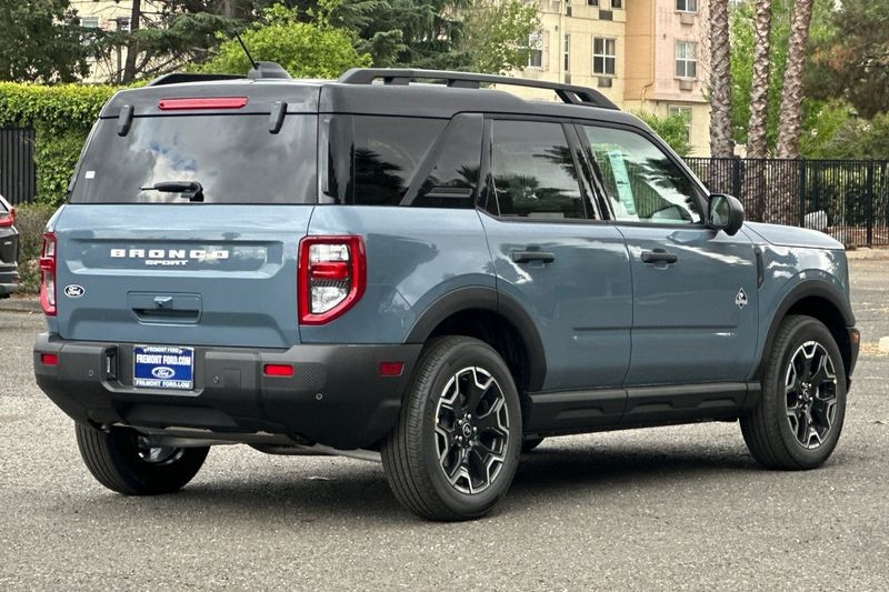 Ford Bronco Sport Vehicle Full-screen Gallery Image 03