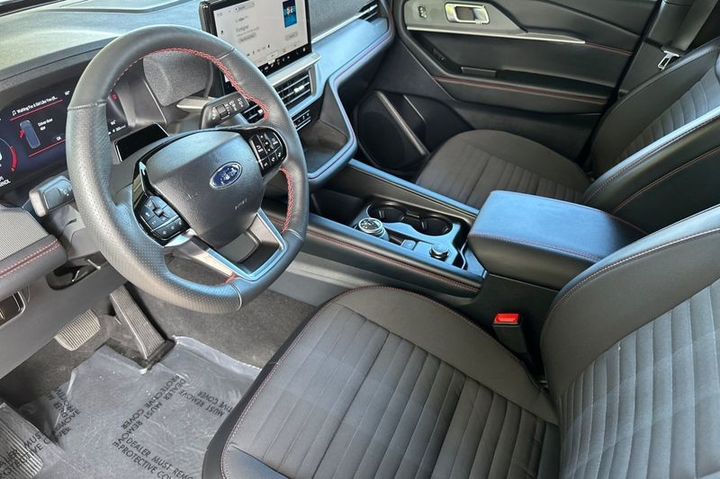 Ford Explorer Vehicle Full-screen Gallery Image 09